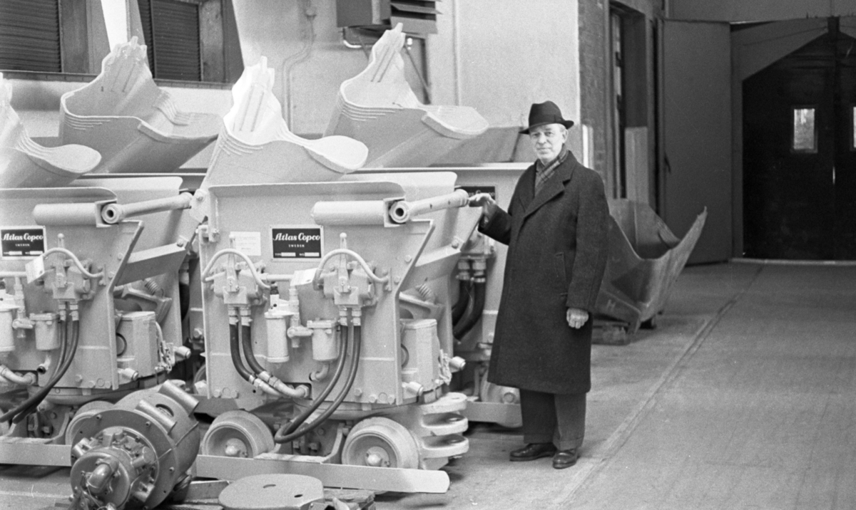 Vi på jobbet (Avos) 2 mars 1965.

Tryckluftsdrivna gruvlastmaskiner i LM-serien.(komentar flickr FotoGunnar)