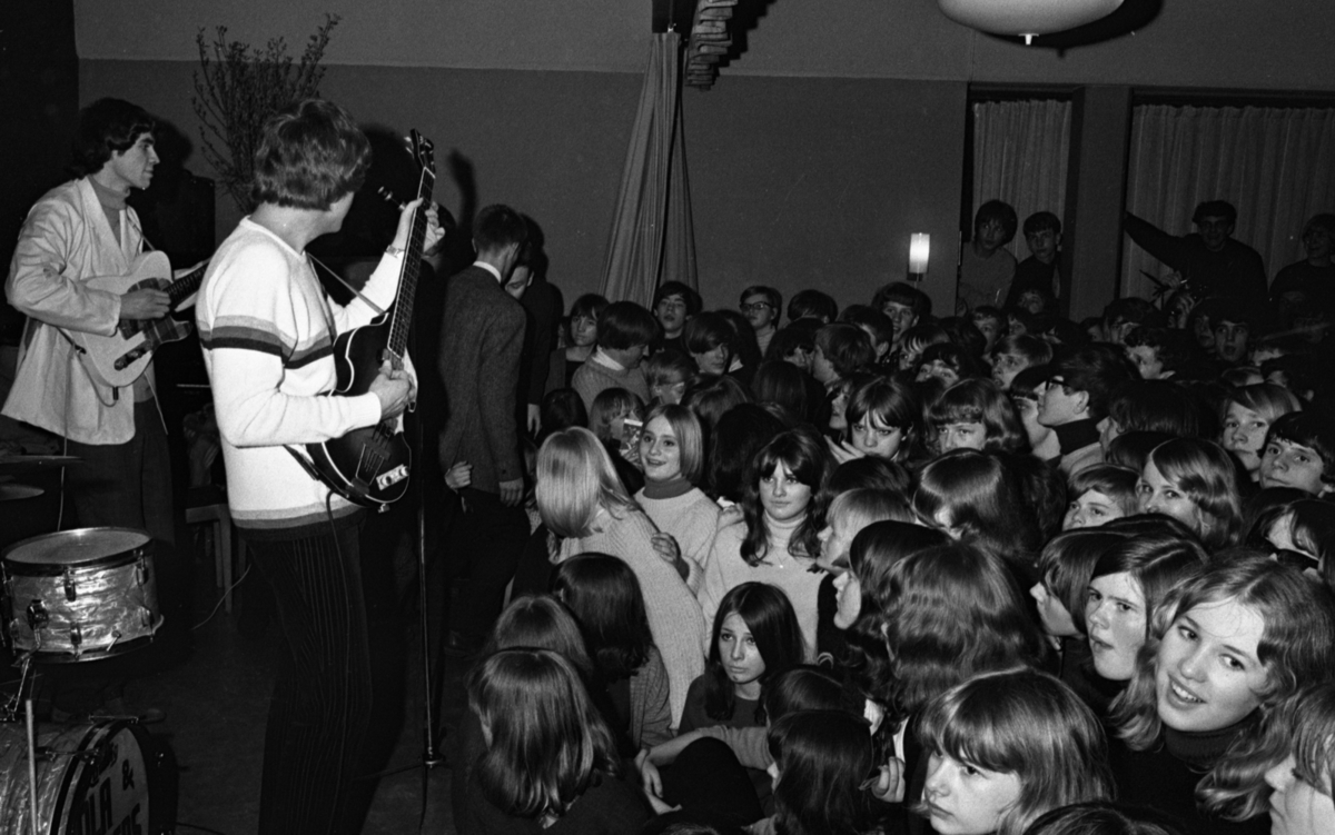 Popreportage 10 mars 1966

Popgruppen Ola and The Janglers, och i bakgrunden syns
Clas af Geijerstam med gitarr.