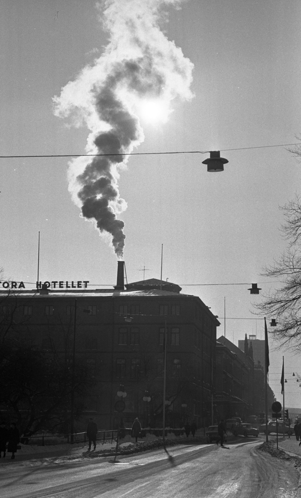 Kvinnor - reportage 22 februari 1966.

Stora Hotellet i bakgrunden, från Storbron.