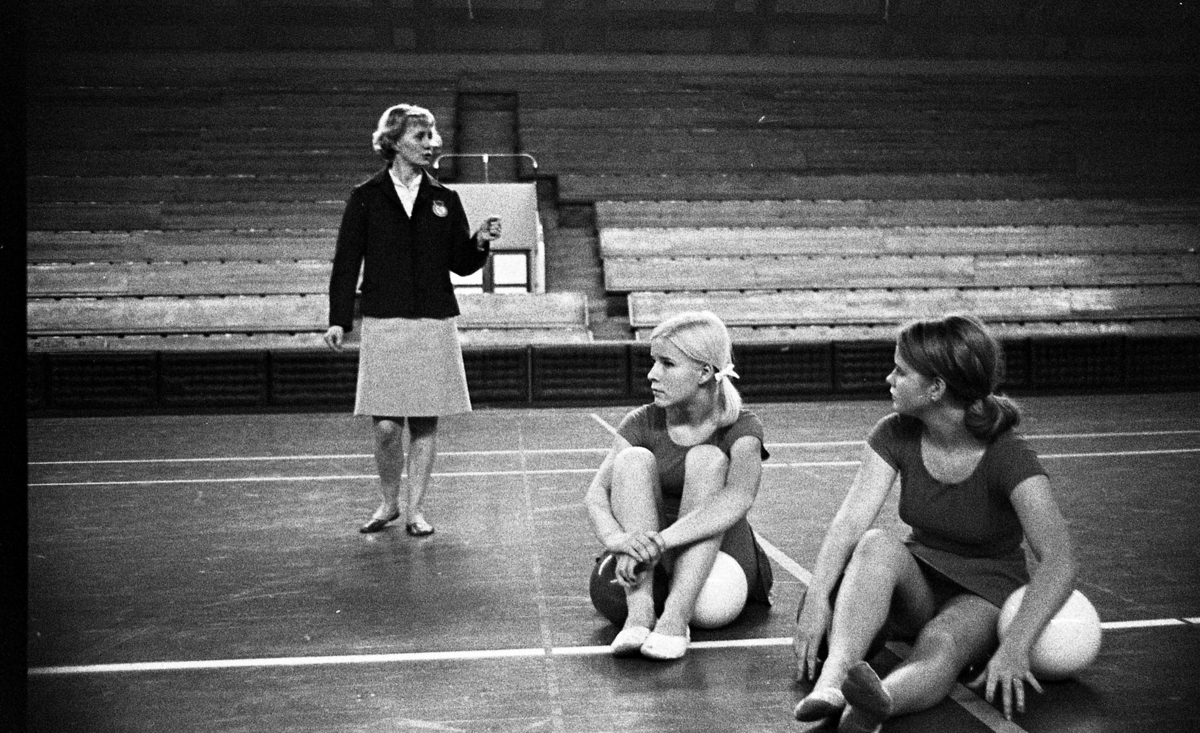 Eva Åhrling och gymnastikflickor 11 november 1970
Idrottshuset