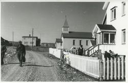 Hverdagsbilde fra Skallelv 1970. Huset til høyre er Peder Bi
