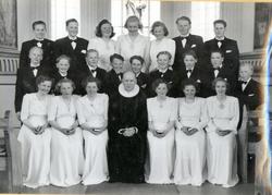 Konfirmantar i Hemsedal kyrkje i 1951.
Fyrste rekke frå vens