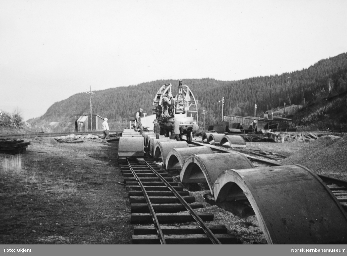 Jernbaneanlegget Mosjøen-Mo i Rana : Elsfjord stasjon, støperi for tunnellameller, ferdigstøpte hvelvlameller
