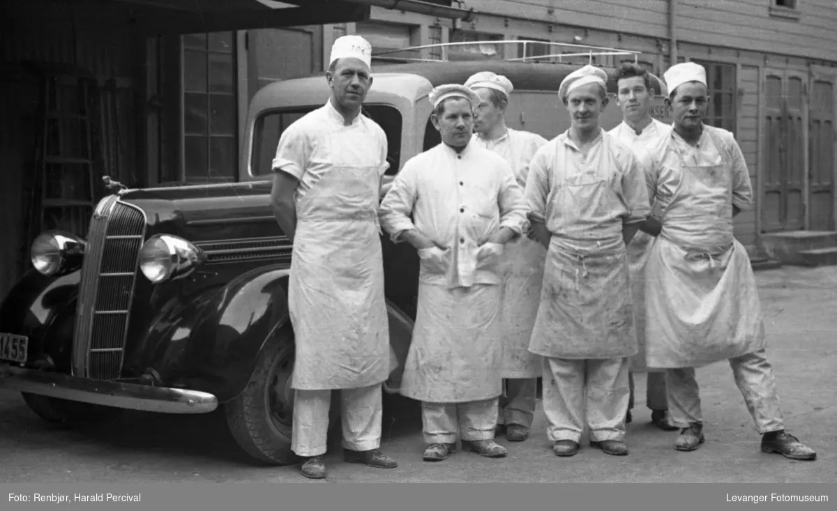 Bakerne hos  Erichsen og brødbil av typen Dodge.