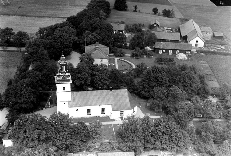 Flygfoto över Knista kyrka, bostadshus och ekonomibyggnader.
Bilden tagen för vykort. Förlag: E & M. Kjell, Fjugesta.