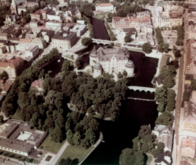 Flygfoto över Örebro, slottet, Nikolaikyrkan, byggnader.