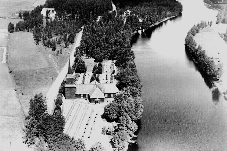 Flygfoto över Nysunds kyrka.
Bilden tagen för vykort.