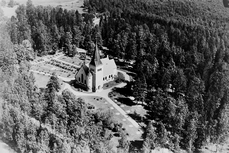 Flygfoto över Hasselfors kyrka.