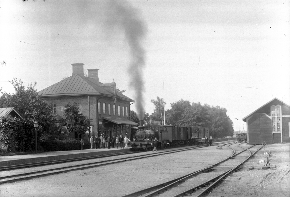 Vikingstad station, till 1927 benämnd Bankeberg. Tåg, arbetare.