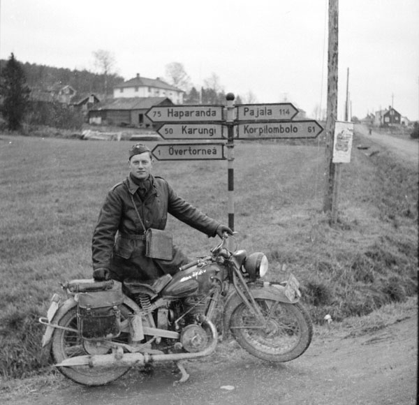 Krigsinkallad Gösta Klingberg, MC ordonnans.
Bilden är tagen i Övertorneå i korsningen Krookskavägen/Matarengivägen i norra änden av Övertorneå samhälle.