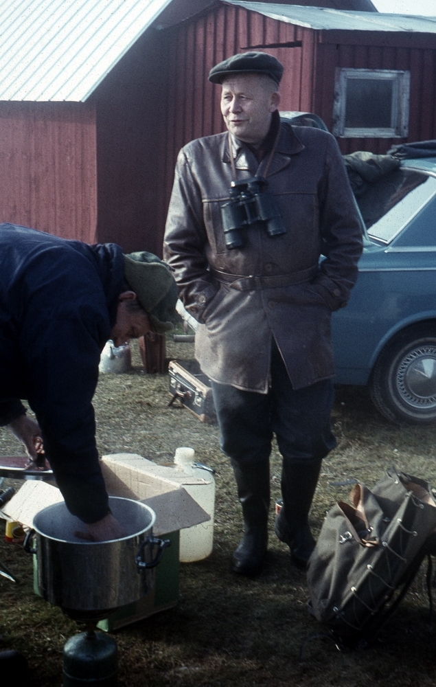Jan von Friesendorff (böjd över kastrullen) och hans pappa, Fredrik von Friesendorff (1903-1974) med kikaren. Fredrik var kassör i Örebro Sparbank  och han var en hängiven ornitolog.
1964.