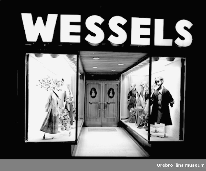 Wessels, affärsbyggnad, skyltfönster.
Affären låg på Storgatan 8, Örebro.
