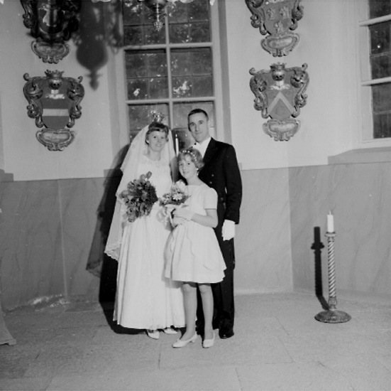 Interiör av Stora Mellösa kyrka, brudpar och en flicka.
Ragges bröllop.