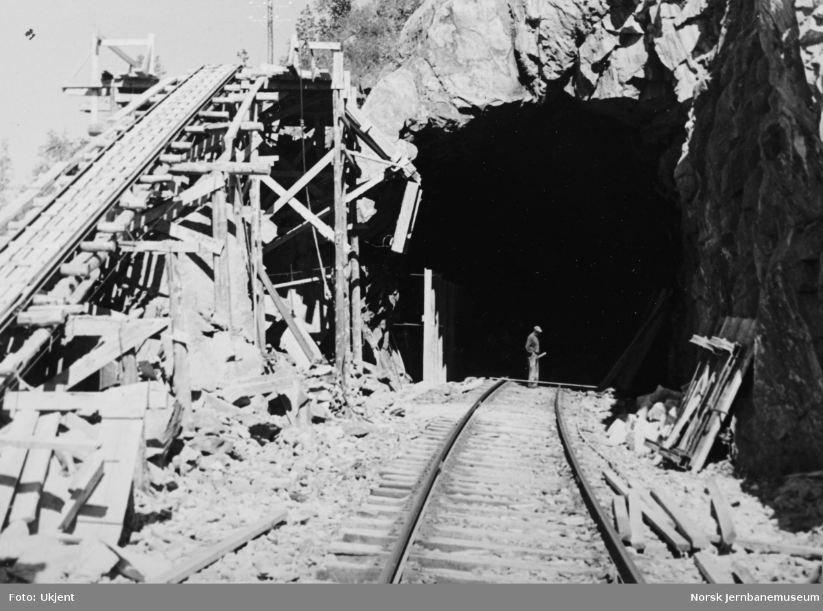 Jernbaneanlegget Mosjøen-Mo i Rana : Gammeli tunnel, søndre innslag, pel 4417