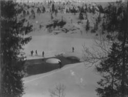 Ved Gjertrulla, Overhalla. Fem skiløpere ved et vann.