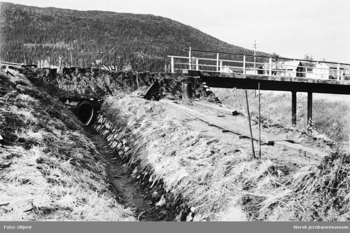 Jernbaneanlegget Mosjøen-Mo i Rana : steinsatt overvannsgrøft, pel 6088