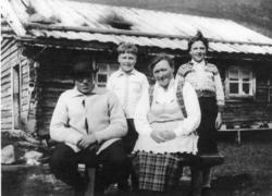 Søre Hulbak, Hydalen, ca. 1944. Familien Ola E. Hulbak framf