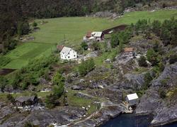 gård naust brygge båt mark trær fjellknauser fjord