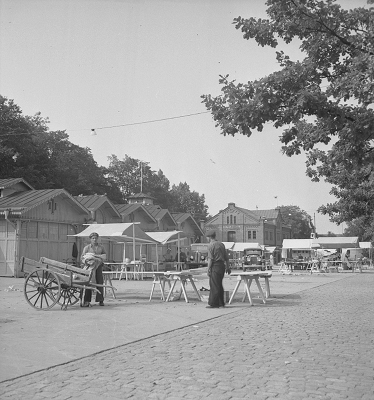 Motiv från Örebro. Till vänster den gamla saluhallen som revs för byggandet av Örebro Läns museum.

15 juli 1939.