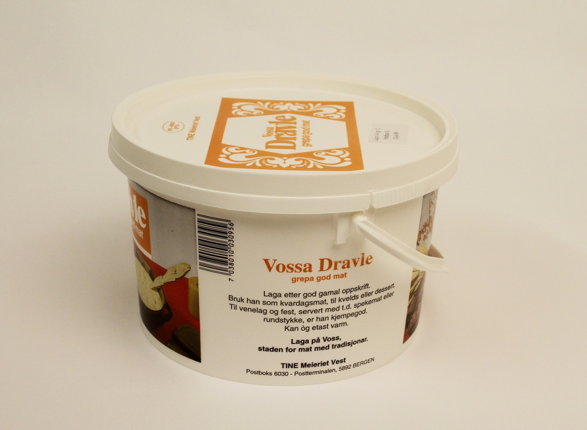 Plastikkbehaldar til det tradisjonsrike mjølkeproduktet Dravle.