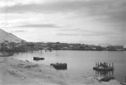 Hammerfest sentrum og indre havn. Brakkene står tett på Hamm