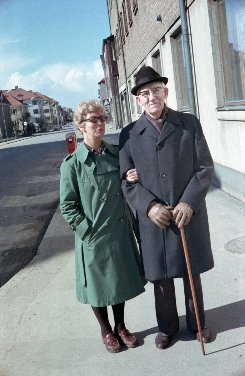 Ann Marie Larsson och hennes far Gustav Winnerfeldt står på en trottoar i Huskvarna.