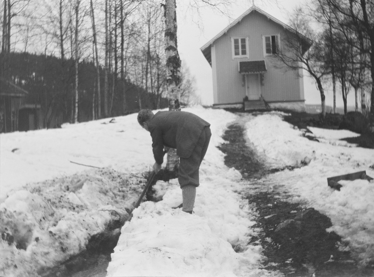 Iacob Ihlen Mathiesen graver i snøen utenfor familiens fritidsbolig i Jeppedalen.