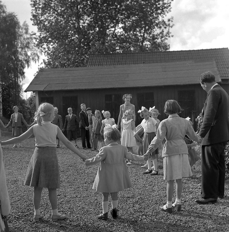 Söndagsskolan i Ställdalen.Bilderna från år 1954-1955 (?)
Den lilla tjejen (mitterst av de tre flickorna) med ryggen mot kameran, i kappa och rosett mitt på huvudet är Märith Johansson. Nu, år 2016, heter hon Gustafsson.