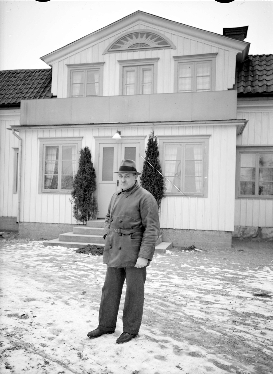 "Rationell planering av jordbrukets ekonomibyggnader ett tidens krav" - lantbrukare Carl Efraim Andersson framför huvudbyggnaden, Högby gård, Uppland 1937