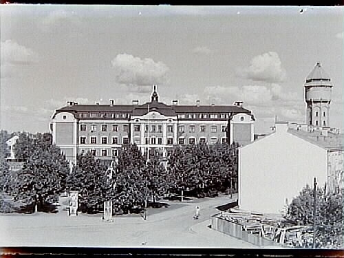 Olaus Petriskolan, trevånings skolbyggnad.
Till höger på bilden Norra Vattentornet.
Både skolbyggnaden och vattentornet revs på 1970-talet.