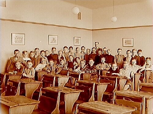 Engelbrektsskolan, klassrumsinteriör, 32 pojkar med lärare Bertil Edberg, klass 4E, sal 17.