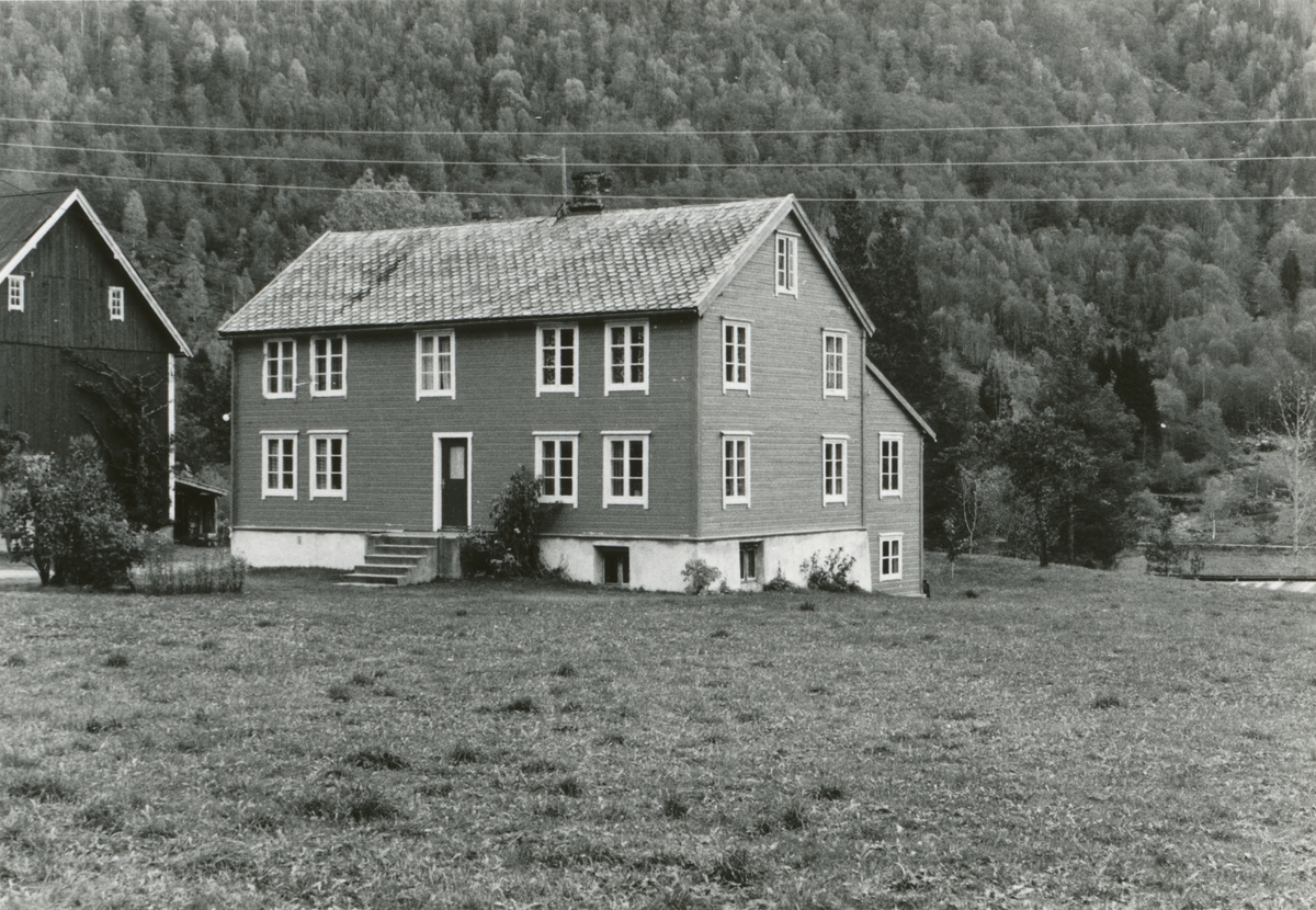 Prospektfotografi av et eldre gårdsbruk i Valldalen.