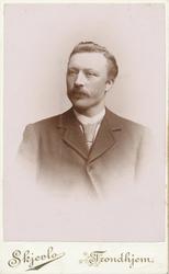 Visittkort med portrett av Ole Jøsvold.