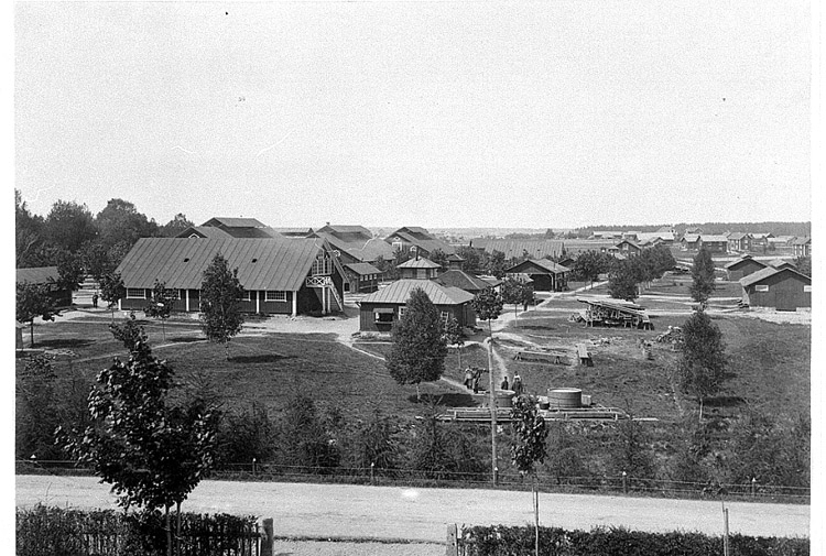 Sannahedlägret 1893. Bilden är tagen från öster. De två första mathallarna är nyligen uppförda.