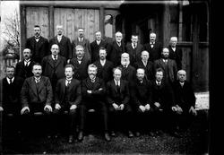 Festkledde menn (heradstyre?), eksteriør