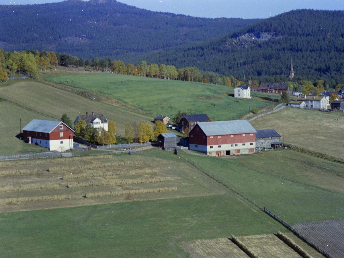 Flyfoto, Gårdsbruk, Dombås Nørdre, Dovre - Maihaugen   Digitaltmuseum