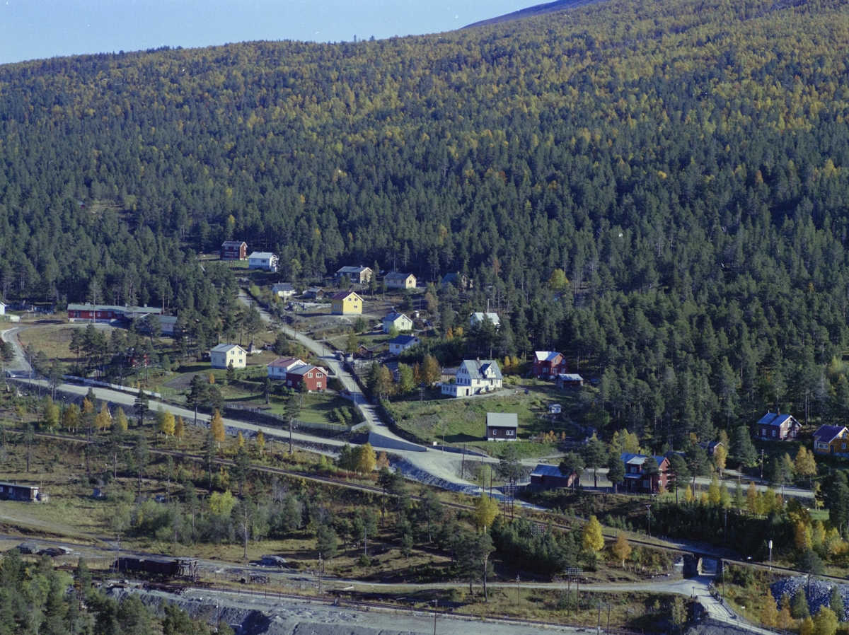Flyfoto,bebyggelse, Dombås. Fra krysset mellom Fjellvegen og Trondheimsvegen, nå E6. Bolighuset Solhøi antatt det store hvite huset ved krysset. Nevnt også eiendommen Furuli. Ungdomsherberget til venstre i bildet.