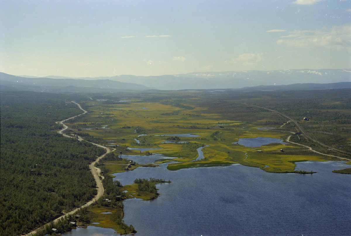 Flyfoto, fjellandskap med Vålåsjøen, Fokstugumyre og hovedvei, Dovrefjell mot