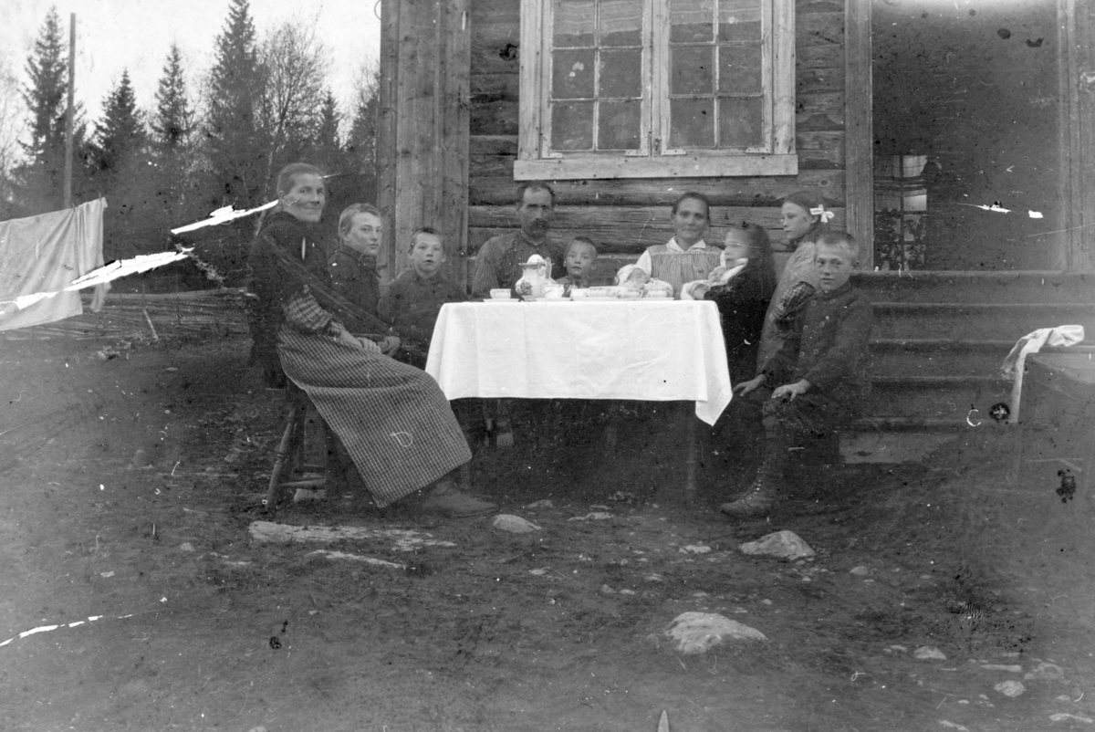 Tomterødegarden (60/10).  Nikolai Børresen (1878-1942) gift med Oline Lukasd.(1879- 1944) og barna etter alder: Birger (1904), Lars (1906), Arne (1908), Borghild (1910), Olga (1912), Nikolai (1915), Sverre og Otto (1917). Bildet er tatt i tvillingenes barnedåp i 1917. Den yngste Betzy ble født i 1920. 
Kaffebord.