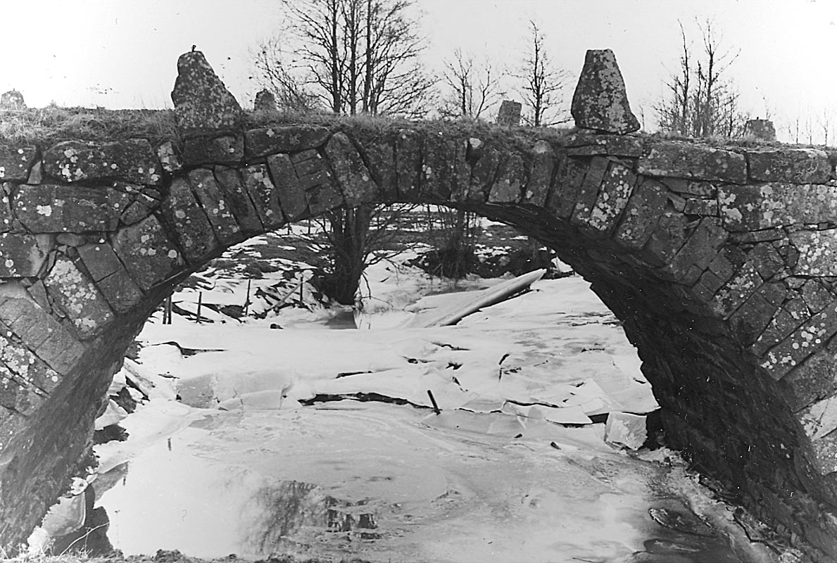 Gamla landsvägsbron vid Tivedsbrona gård (bron över Hovaån) ca 1 km N.Ö. om Hova. Vinterbild.
10 mars 1945.
