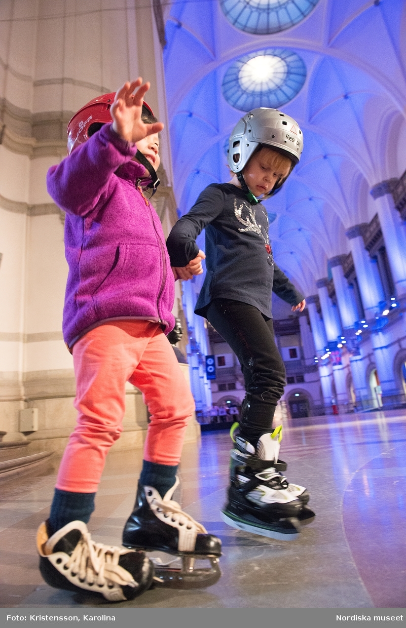 Inför sportlovet 2016, Tema snö och is, Barn låtsas åka skridskor  i Stora hallen