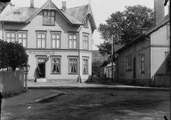 Bryggegata i Sandefjord 1909. 
Malt på husvegg: Læseværelse.