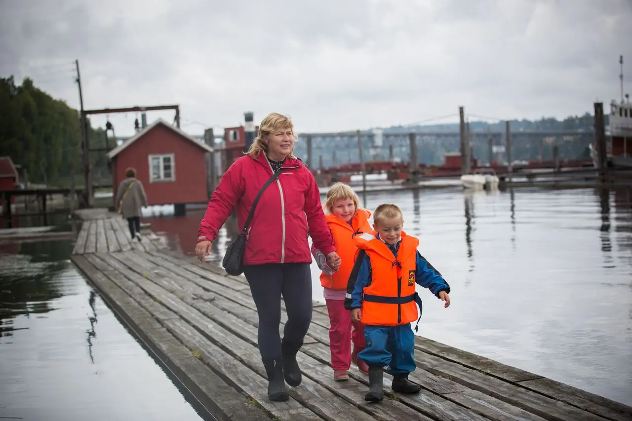 Dame med to små barn går på flåteganger