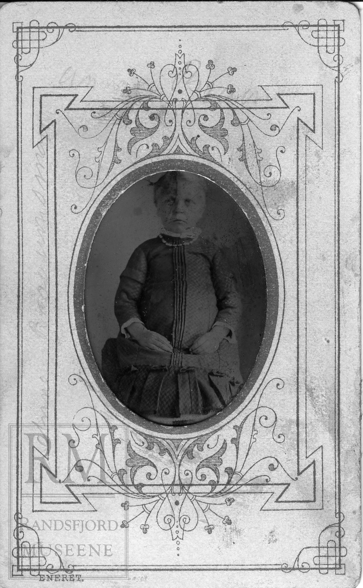 Portrett av Anne Bråumsmoen, som lita jente.