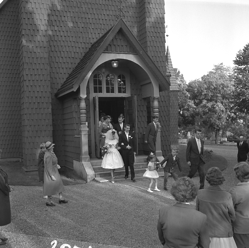 Bröllop i Ljusnarsbergs kyrka, brudpar och bröllopsgäster framför kyrkan.
Lasse Andersson, Örebro (Skäret).