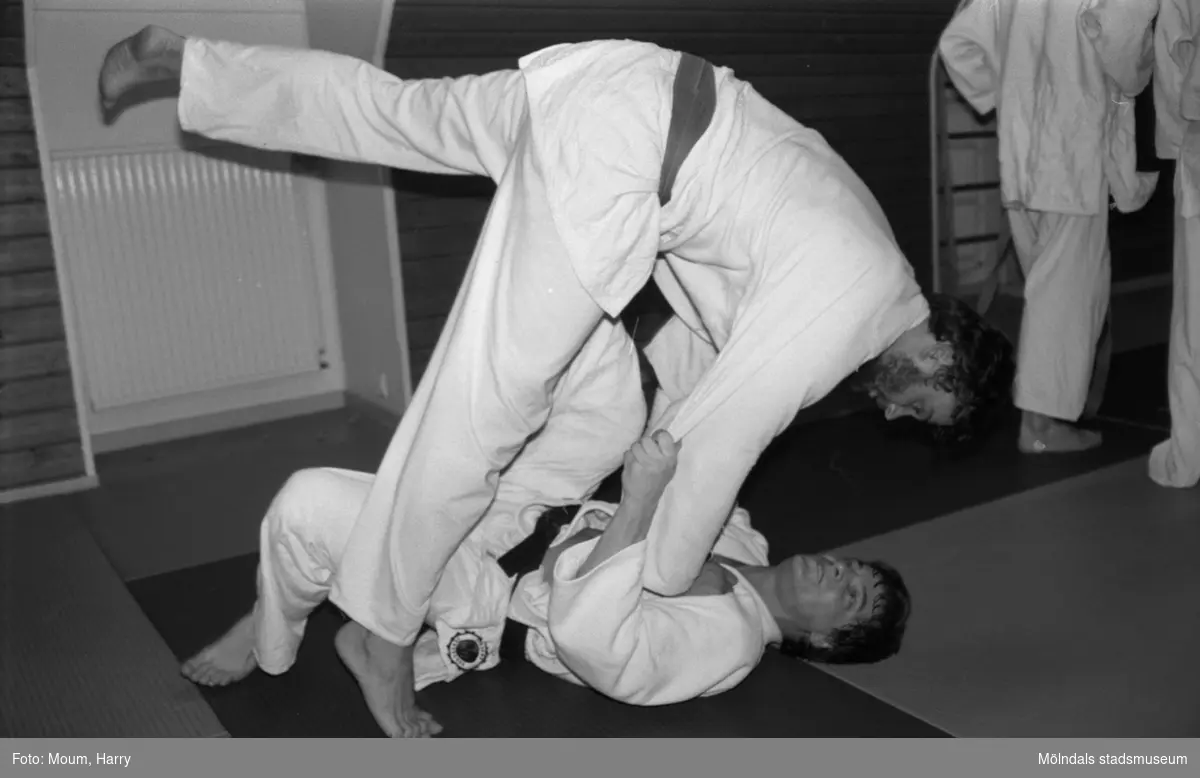 Peter Kårlin och Manfred Månmyr från Lindome judoklubb tränar, år 1984.

För mer information om bilden se under tilläggsinformation.