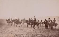 Jaktritt, både mannlige og kvinnelige ryttere på deres heste