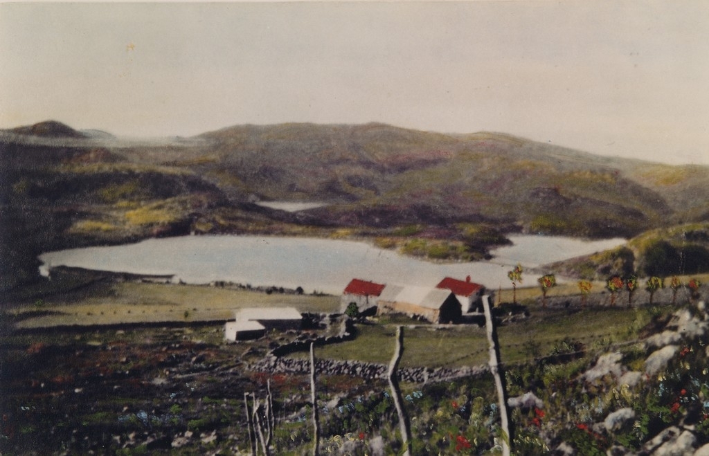 Bruk 2 på Sikvaland ca 1920. Husavatnet midt på bildet.