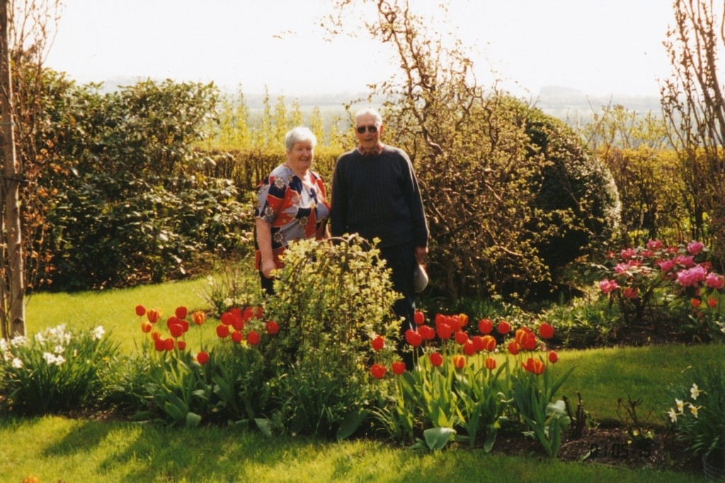 Ragna Konstanse f. Gloppen (1924 - ) og Trygve Friestad sen. (1914 - 2001) i hagen framfor huset.