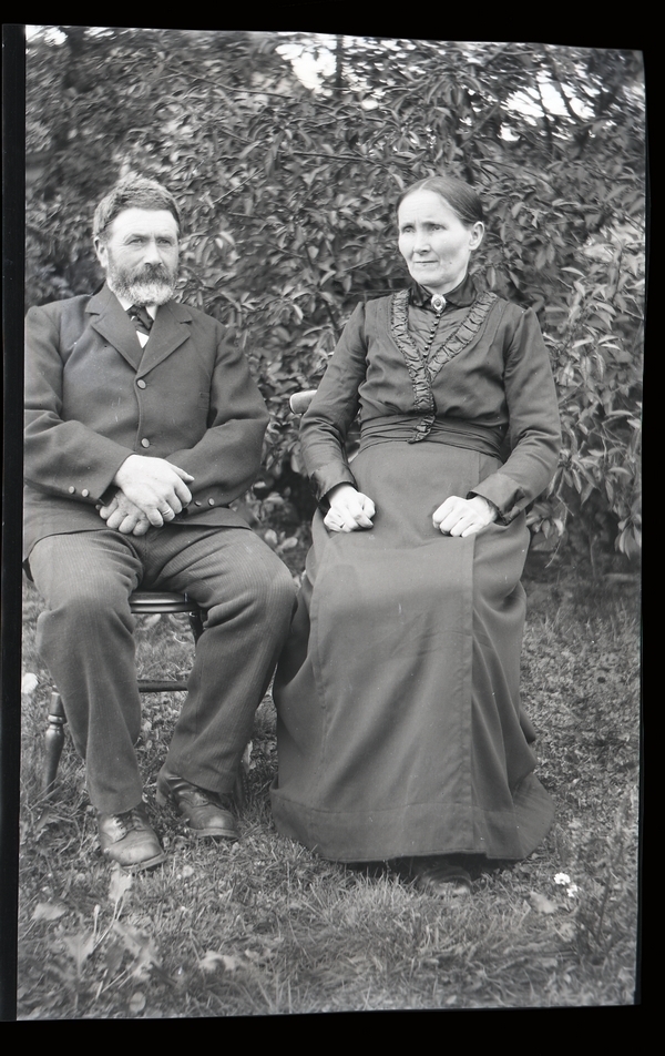 Far og mor. Peter Pederson Netland  (1865 - 1953) og Karen Sofie Netland f. Storhaug (1867 - 1951)